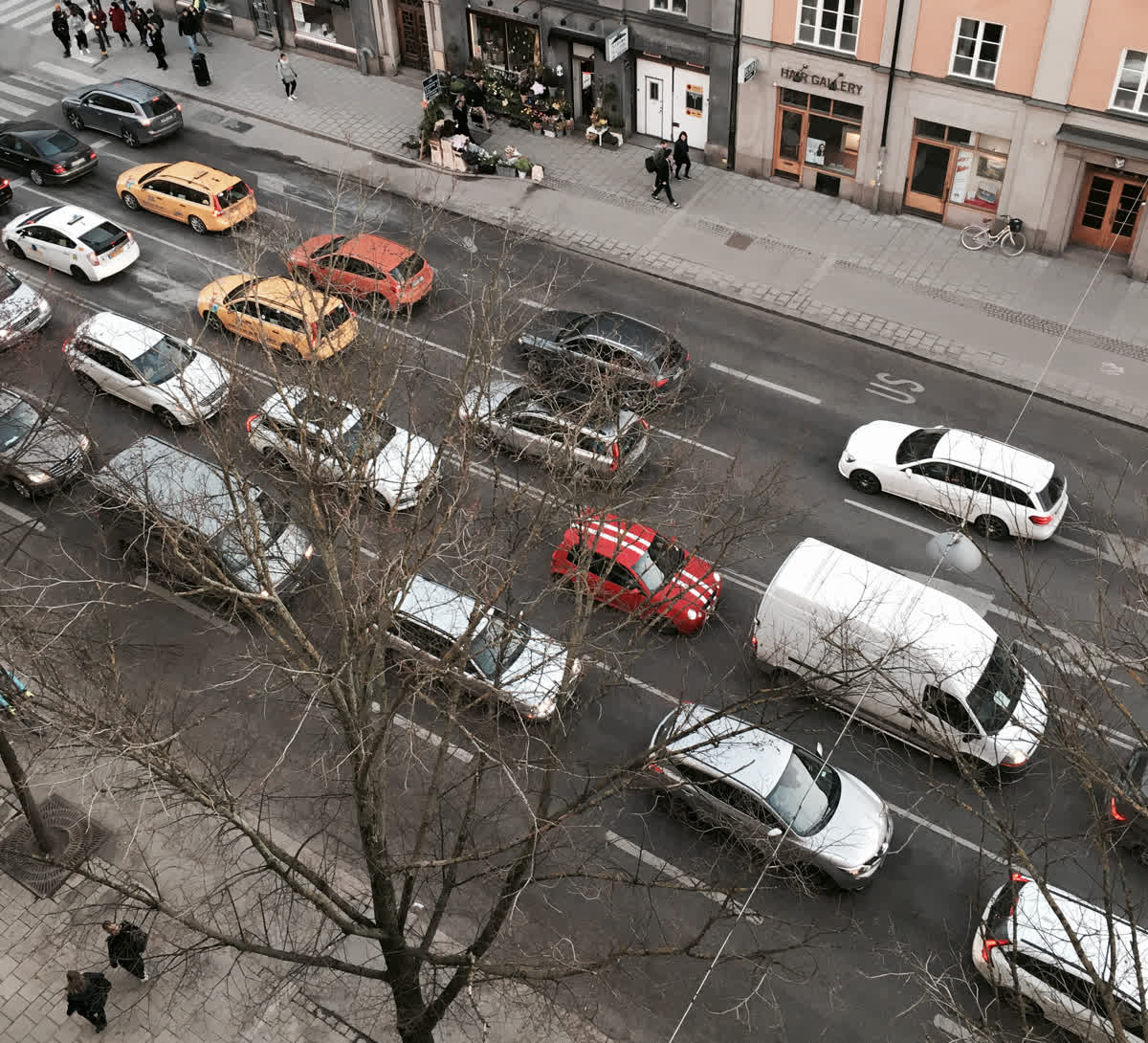 Bilar i kö på en innerstadsgata.